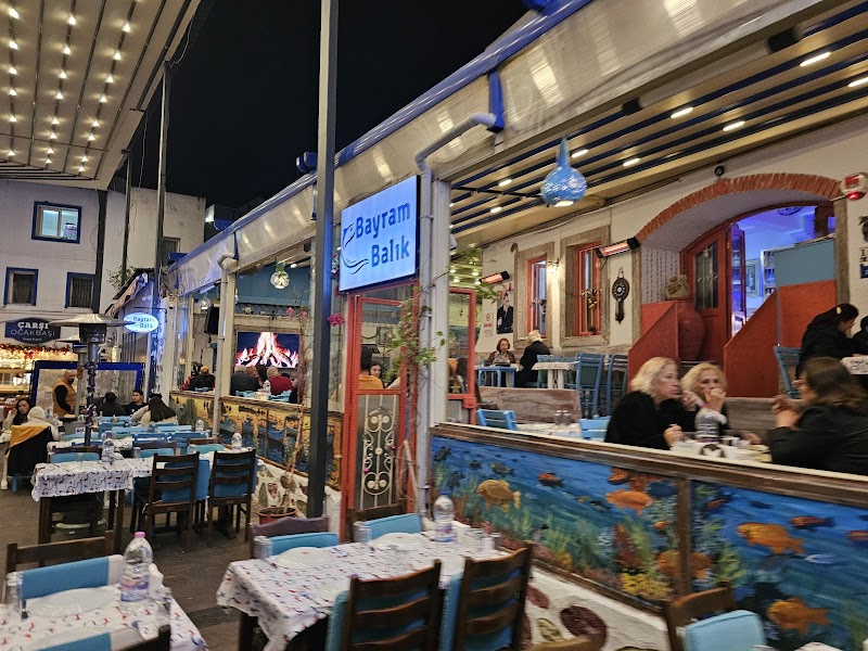 Sahil hattının bir adım gerisindeki Bayram Balık Restoranı.