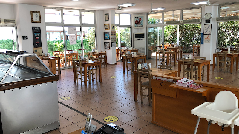 Çırkan'daki Kısmet Lokantası'nın günlük yemek tezgâhı