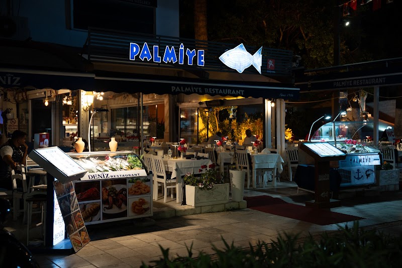Limana bakan köşesiyle Palmiye Restaurant